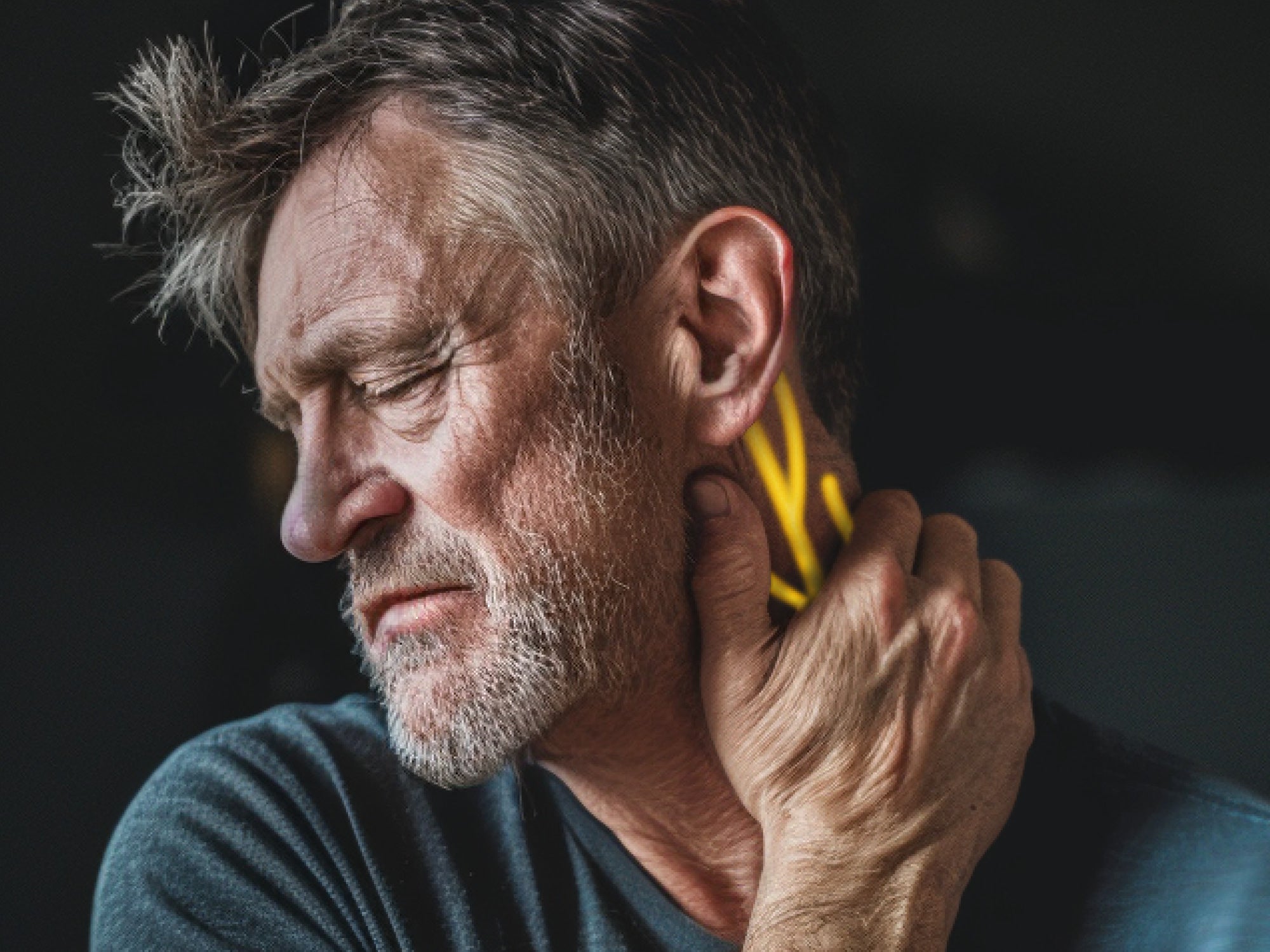 Gros plan d'un pied tenu par des mains. Des lignes jaunes sur la plante du pied symbolisent la douleur nerveuse ou l'inconfort dans les terminaisons nerveuses.