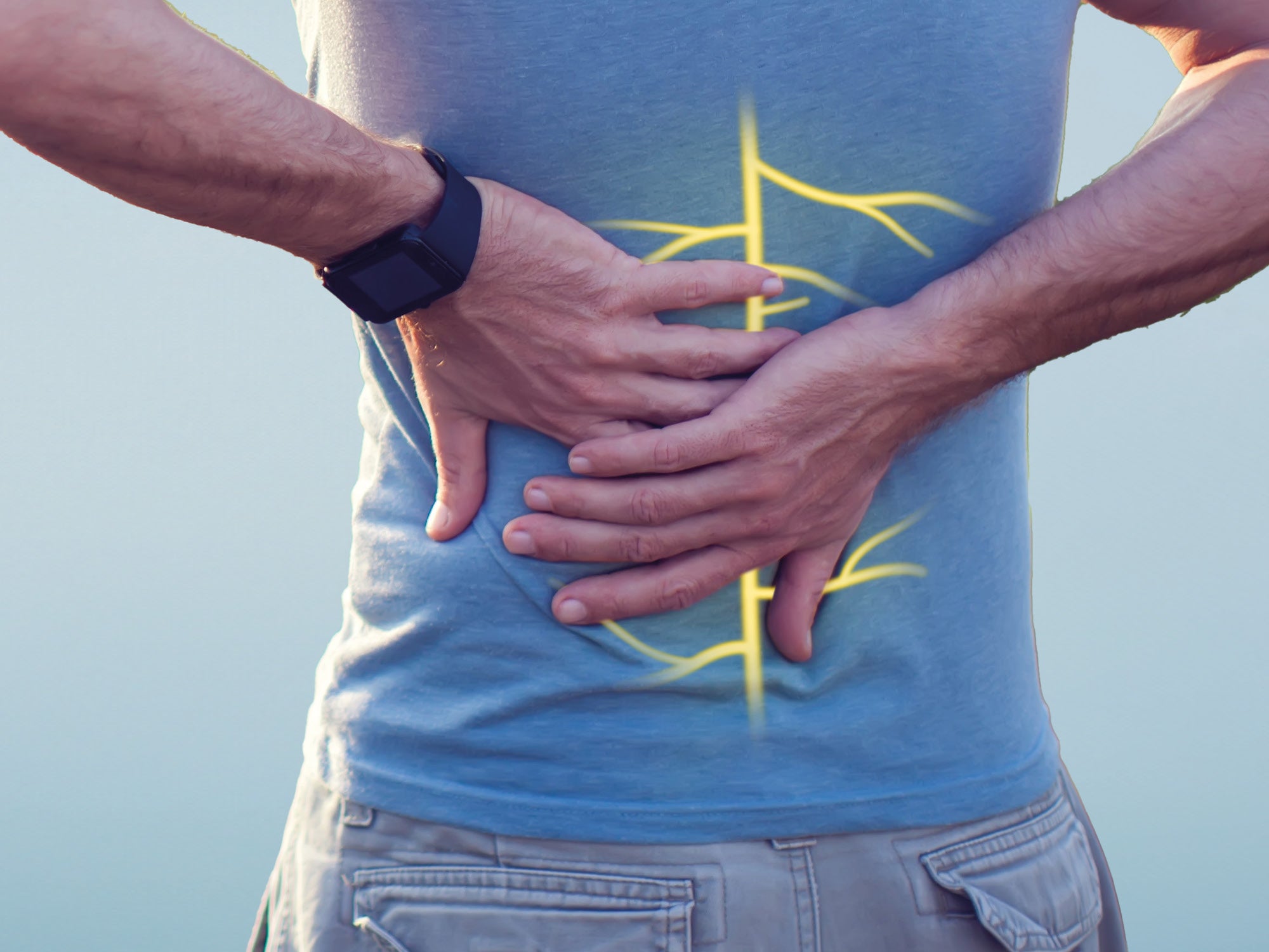 Un homme barbu se tient la nuque. Des lignes jaunes symbolisent la douleur ou les nerfs irrités dans la région du cou et de la nuque.