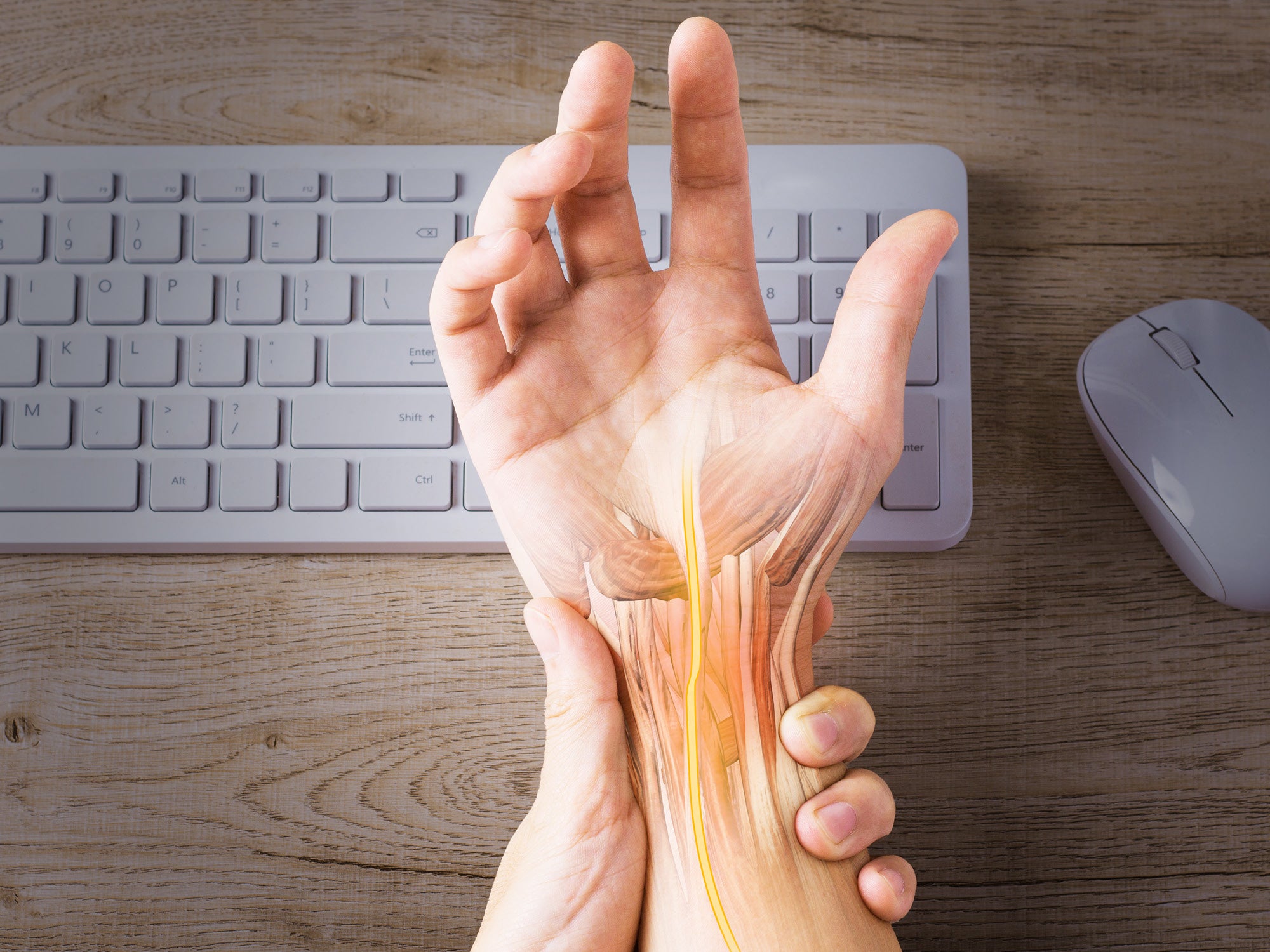 Gros plan du dos d'un homme se tenant le bas du dos. Des lignes jaunes symbolisent la douleur ou les nerfs dans la région lombaire. L'homme porte un t-shirt bleu et une montre connectée.
